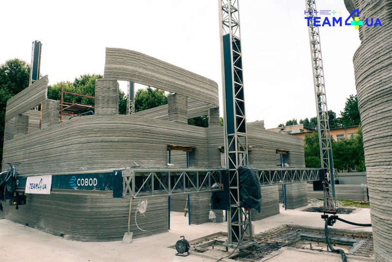 У Львові завершили зводити стіни школи за допомогою 3D-принтера